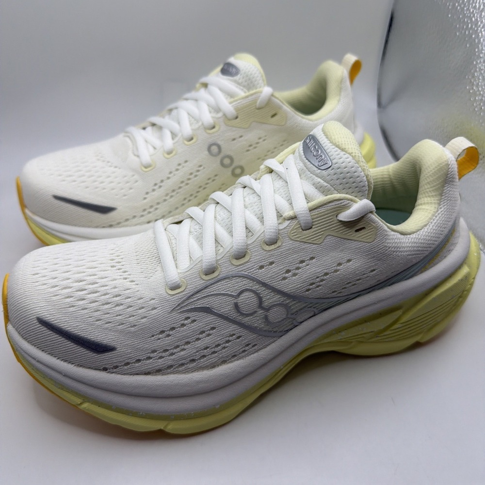 Saucony Women's Hurricane 25 Shoes. Ivory/Tender Size 7 New.